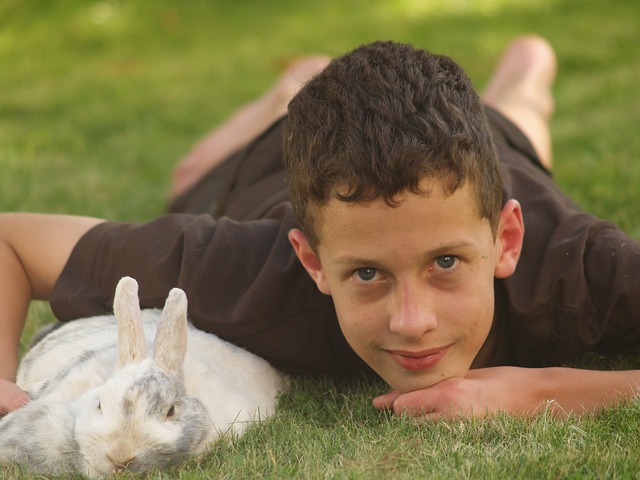 kluk s králíčkem