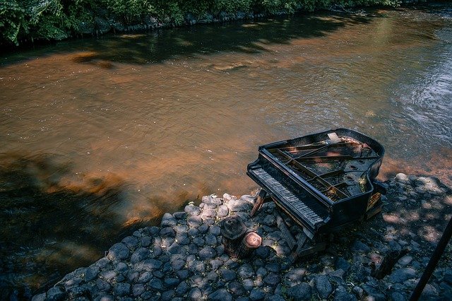 klavír u řeky