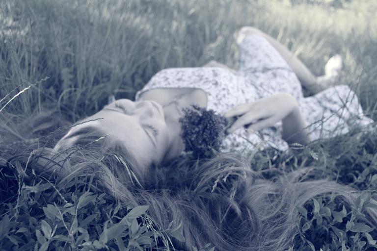 žena ležící v trávě